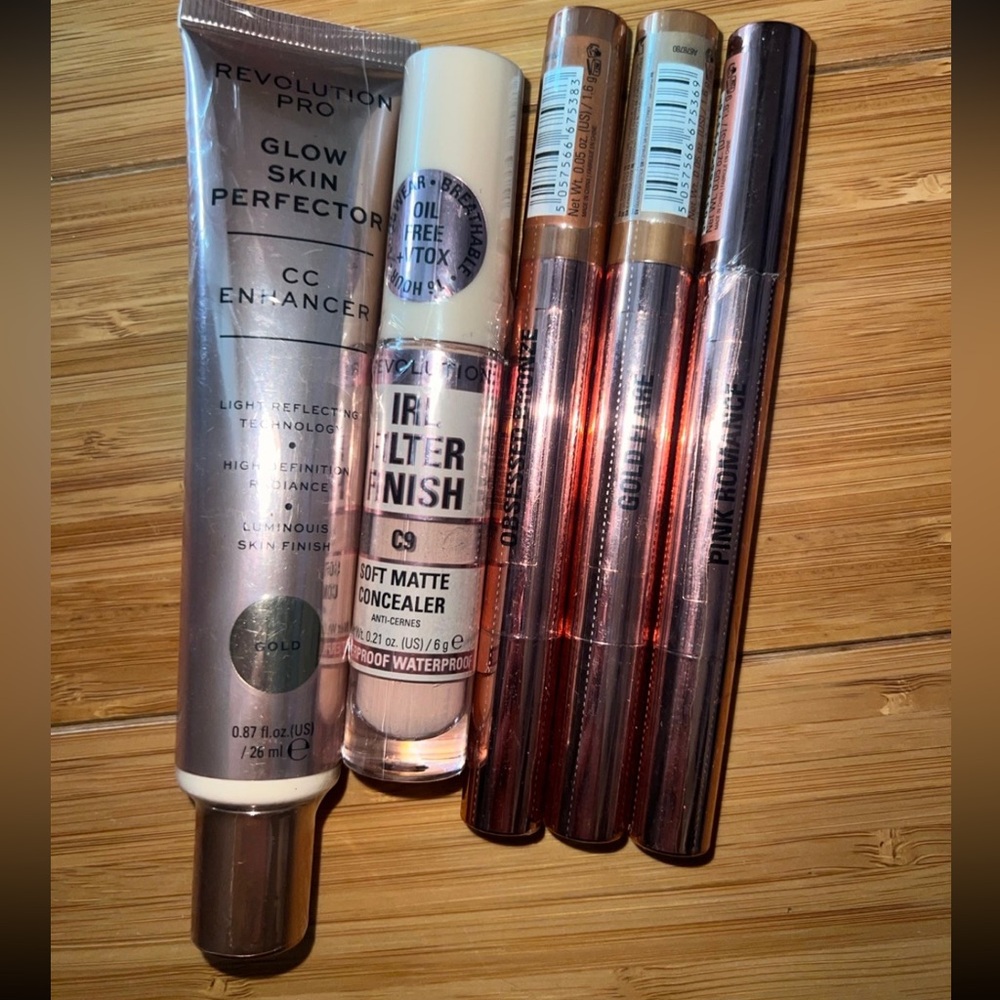 New bundle Revlon of makeup! With perfection stick cc and concealer stic